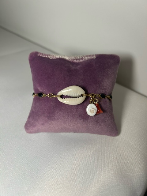 Bracelet cauris avec perles en céramique