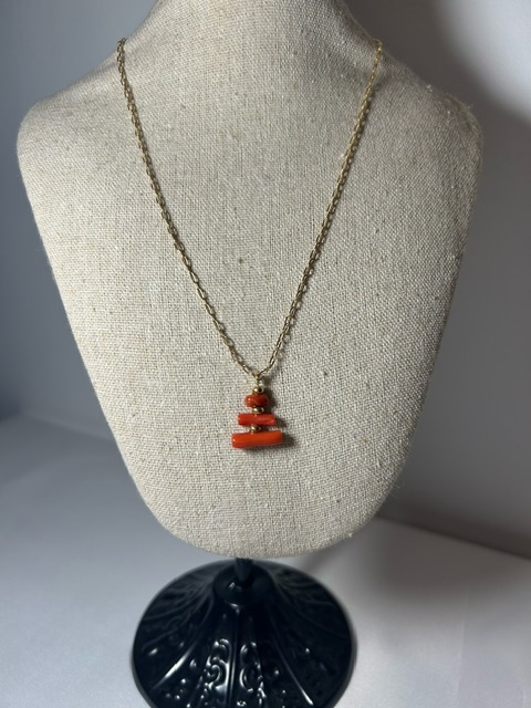 Collier ras du cou avec trois coraux séparés par une perle en plaqué or ~40cm