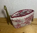 Petite pochette Toile de Jouy avec dentelle anglaise rouge – 18 cm