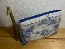 Petite pochette Toile de Jouy avec dentelle anglaise bleu – 18 cm