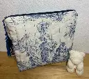Pochette molletonnée Toile de Jouy bleue – 24 cm