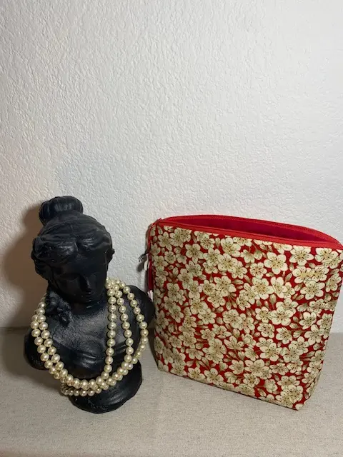 Pochette fleurs de cerisier rouge – Élégance et praticité