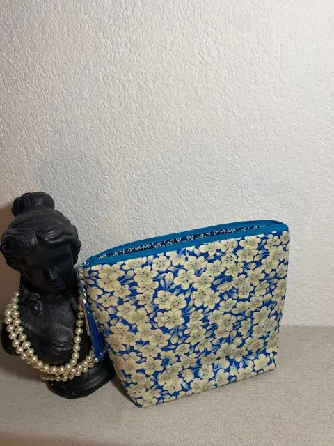 Pochette fleurs de cerisier bleue – Élégance et douceur