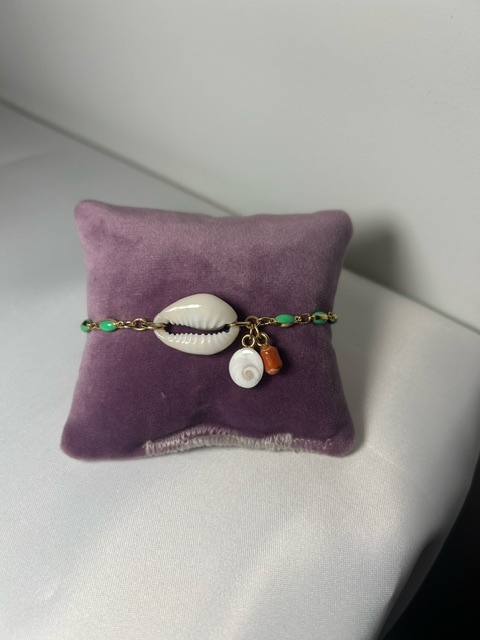 Bracelet en plaqué or avec petites perles de céramique, cauris, breloque œil de Sainte Lucie et corail ~20cm
