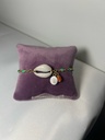 Bracelet en plaqué or avec petites perles de céramique, cauris, breloque œil de Sainte Lucie et corail ~20cm