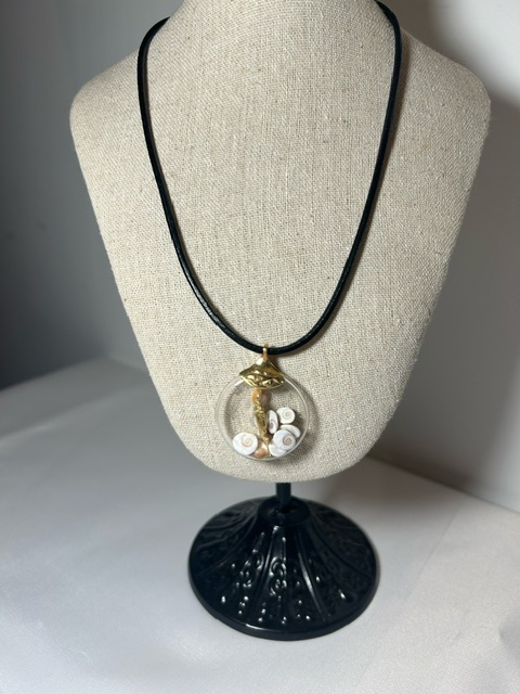 Ras du cou en cordon cuir avec fermoir en plaqué or, pendentif ampoule contenant petits yeux de Sainte Lucie et petite Vièrge ~43cm