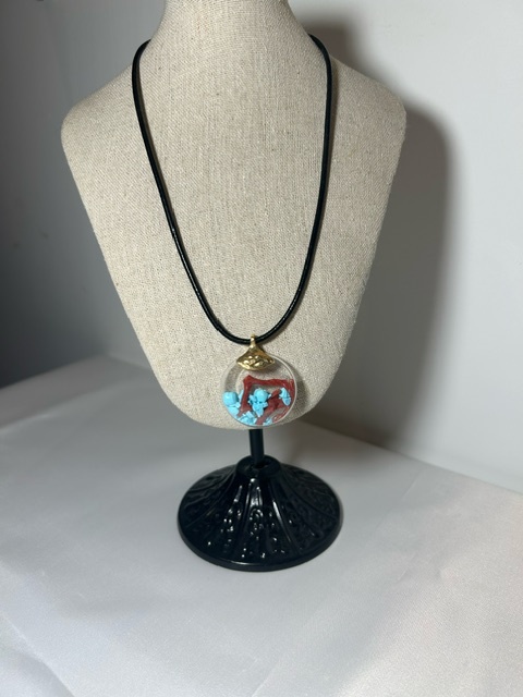 Ras du cou en cordon cuir avec fermoir plaqué or et pendentif ampoule avec corail et turquoise ~43cm