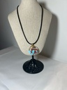 Ras du cou en cordon cuir avec fermoir plaqué or et pendentif ampoule avec corail et turquoise ~43cm