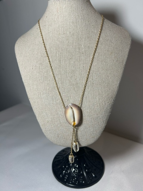 Collier en plaqué or avec un cauris et deux petites chaîne ornées de petits cauris ~41cm