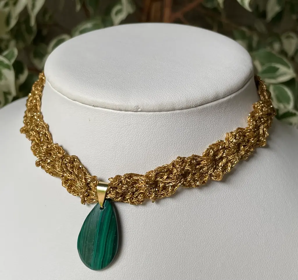 Ras de cou crochet et pendentif pierre Malachite