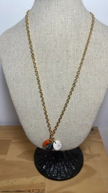 Collier breloques Corse – Œil de Sainte Lucie, corail et serpentine – Chaîne plaqué or