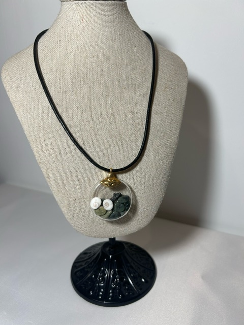 Ras du cou en cordon cuir avec fermoir plaqué or, pendentif ampoule avec œil de Sainte Lucie et galet de serpentine Corse ~43cm