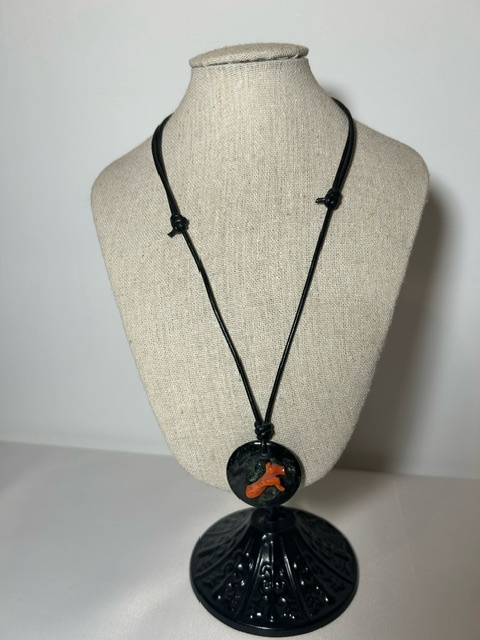 Collier en cuir réglable avec nœud coulissant, palet de serpentine corse incrusté de corail et serpentine ~60cm