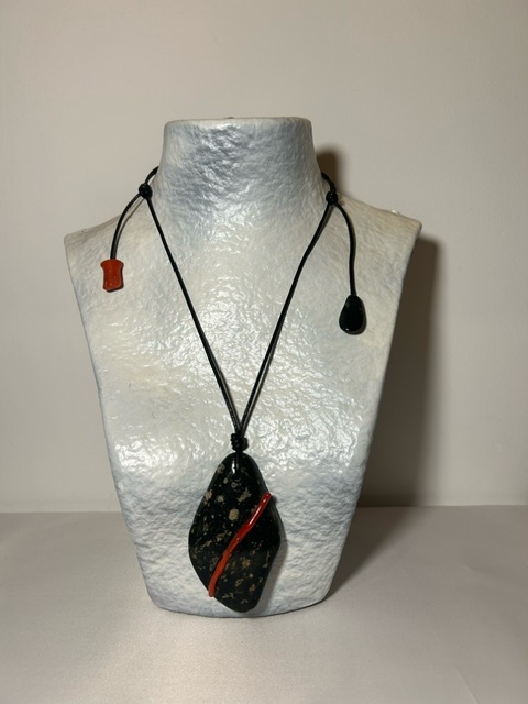 Collier en cuir réglable avec corail, serpentine et pendentif galet de serpentine corse incrusté de corail ~66cm