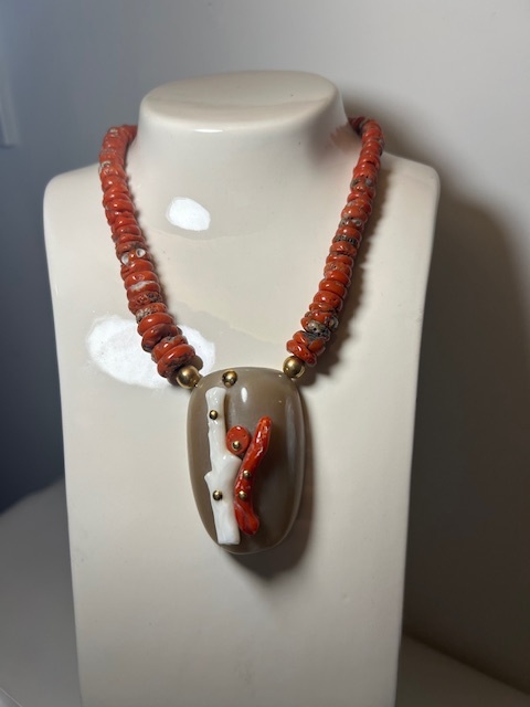 Ras du cou en corail avec pendentif en corne, corail rouge et blanc, fermoir en plaqué or ~46cm