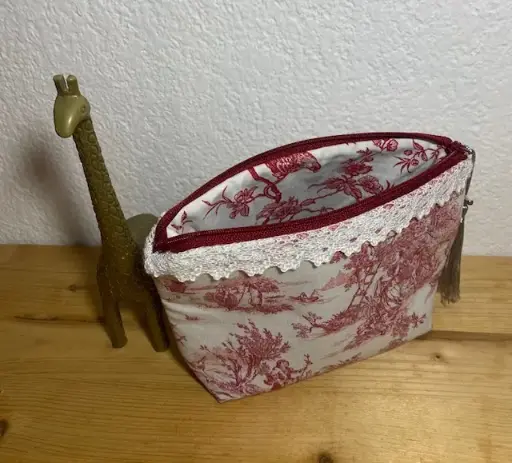 Petite pochette Toile de Jouy avec dentelle anglaise rouge – 18 cm