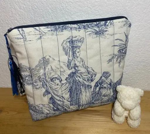 Pochette molletonnée Toile de Jouy bleue – 24 cm