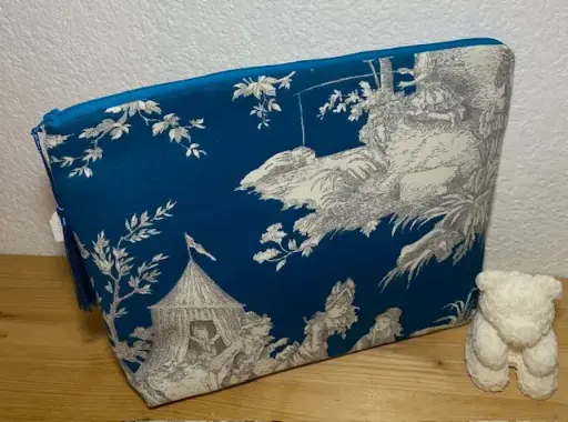 Grande pochette Toile de Jouy bleue turquoise – 29 cm