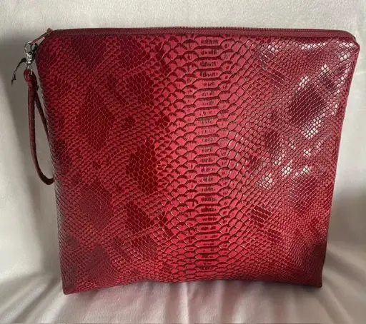 Pochette en simili cuir rouge avec dragonne – 28 cm