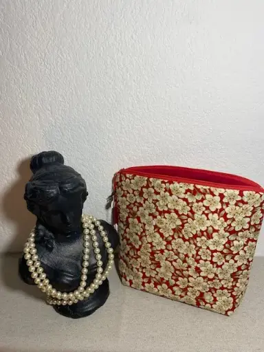 Pochette fleurs de cerisier rouge – Élégance et praticité
