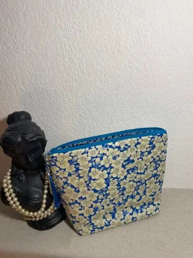 Pochette fleurs de cerisier bleue – Élégance et douceur