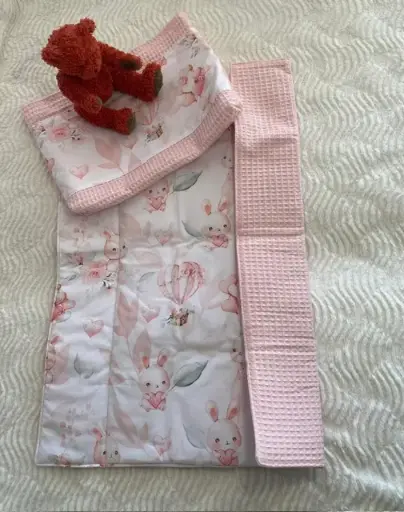 Tapis à langer nomade avec pochette lapins coeurs