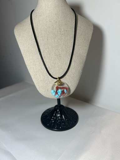 Ras du cou en cordon cuir avec fermoir plaqué or et pendentif ampoule avec corail et turquoise ~43cm