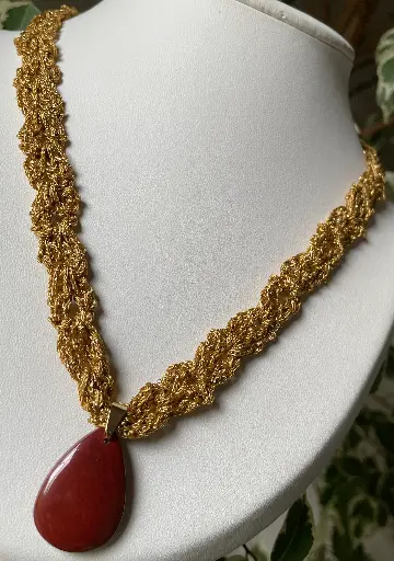 Long collier crochet et pendentif pierre