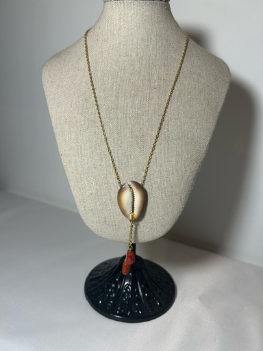 Collier en plaqué or avec cauris et deux petites chaînes ornées  de corail -41cm