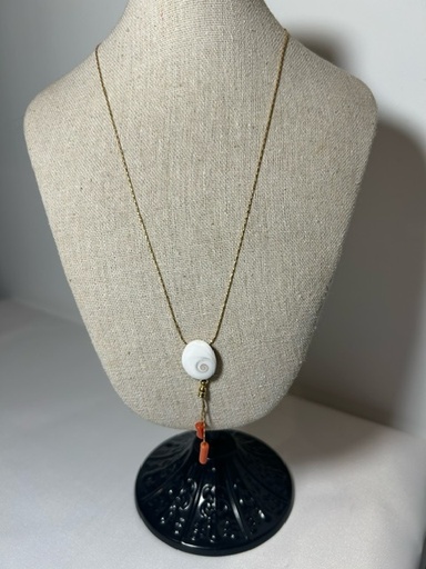 Collier chaîne en plaqué or avec œil de Sainte Lucie et deux pendentifs en corail ~41cm