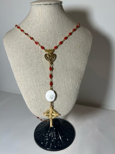 Chapelet en chaîne plaqué or avec perles en céramique rouges, œil de Sainte Lucie, tête de Maure et croix en plaqué or ~65c