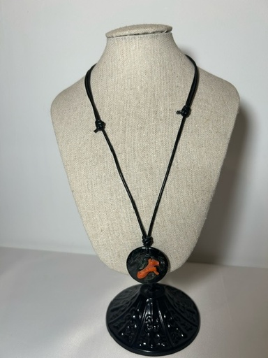 Collier en cuir réglable avec nœud coulissant, palet de serpentine corse incrusté de corail et serpentine ~60cm