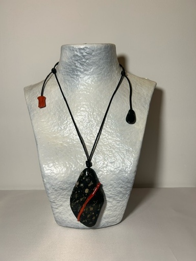 Collier en cuir réglable avec corail, serpentine et pendentif galet de serpentine corse incrusté de corail ~66cm