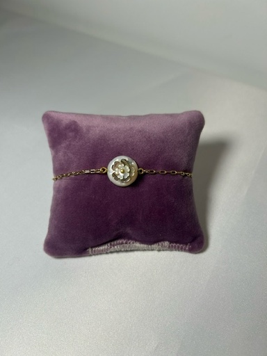 Bracelet chaîne plaqué or avec une petite fleur en nacre naturelle ~20cm