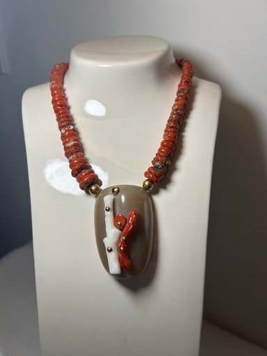 Ras du cou en corail avec pendentif en corne, corail rouge et blanc, fermoir en plaqué or ~46cm