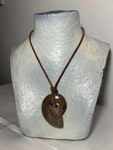 Ras du cou en cuir avec fermoir en plaqué or et ammonite ~46cm